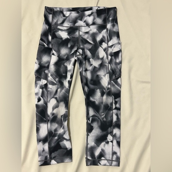 Lululemon Speed Up Crop 21" in Blush Blossom Alpine White Black - Size 6 - Picture 2 of 9